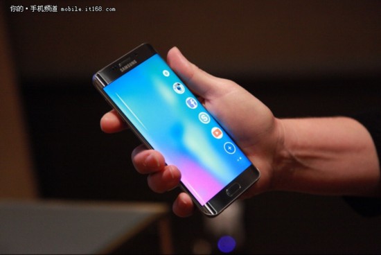 开启新视野 三星S6 edge+配更大曲面屏