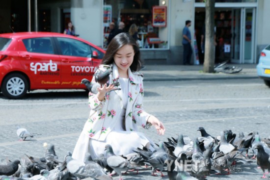 霍思燕现身荷兰花市 清新甜美犹如花仙子