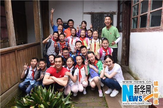 锋味家族PK小学生遭遇学霸 谢霆锋被求亲吻