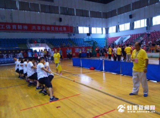 2015安徽省职工运动会拔河比赛在蚌埠拉开帷