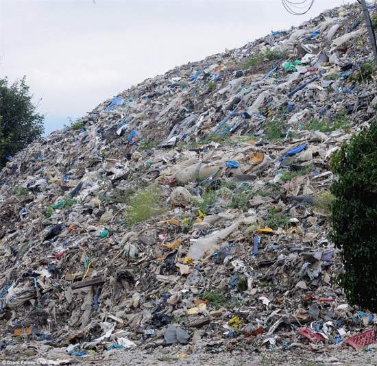 英12米高垃圾堆恶臭自燃 居民生活苦不堪言(高