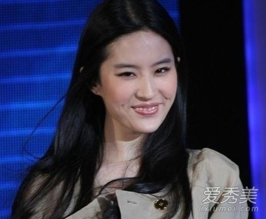 明星最丑瞬间:范冰冰露赘肉+杨幂唐嫣皱纹多