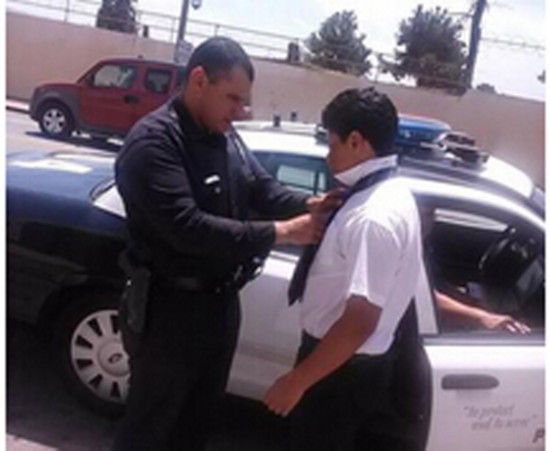 赞!洛杉矶警察街头停车帮男童打领带