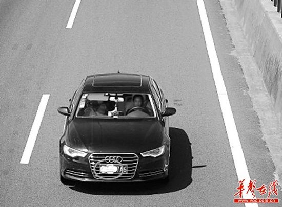 奥迪小车用卫生棉遮挡号牌 警察娇羞(图)