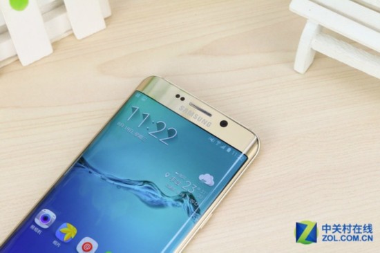 ����Galaxy S6 edge+������ǰ��S6 edge��5.1Ӣ����Ļ������5.7Ӣ�磬���ɲ����������Ե��ƣ��ֱ��ʱ���2560x1440���ز��䡣������������Note 5��ͬ��Exynos 7420��������A57���2.1GHz��A63С��1.5GHz��+4GB LPDDR4���������ڴ��һ��3000mAh�����ĵ�ء�