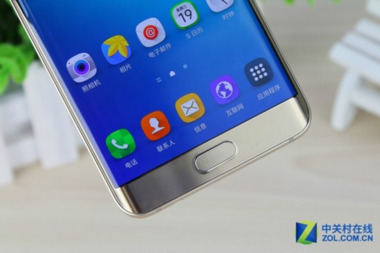 Galaxy S6 edge+ǰS6 edge5.1ӢĻ5.7Ӣ磬ɲԵƣֱʱ2560x1440ز䡣Note 5ͬExynos 7420A572.1GHzA63С1.5GHz+4GB LPDDR4ڴһ3000mAhĵء