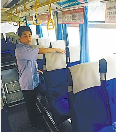 女学生公交上钱包被盗 司机报警后乘客埋怨耽