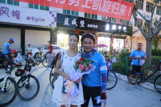 翻山越岭去表白安康美女骑行150公里牵手紫阳站栏杆小伙图片