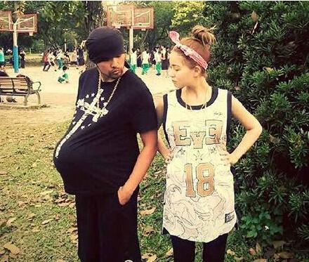 贾静雯生二胎40岁剖腹产女 女星生子年龄:昆凌