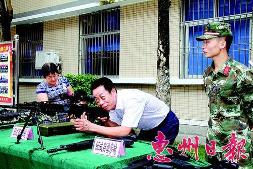 市民到惠州边检站摸枪