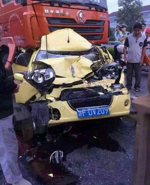 直击 轿车遭 两 货车夹击 压扁 4人死亡(图)--四川