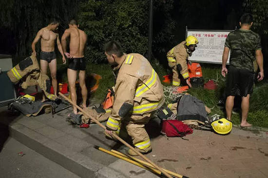 女主持人酒后溺亡 下车上厕所不慎跌入河道