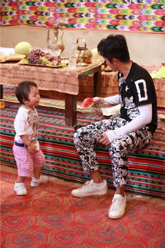 爸爸去哪儿第三季今晚播出:邹市明读菜谱哄吃