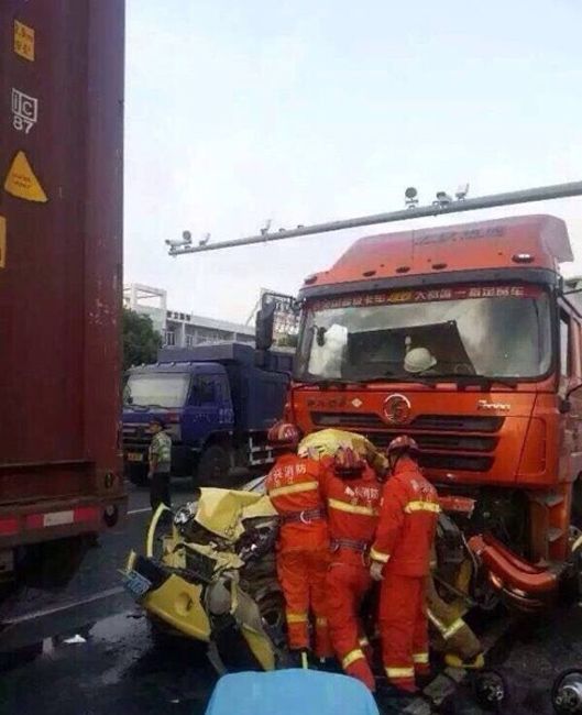 直击 轿车遭 两 货车夹击 压扁 4人死亡(图)--四川