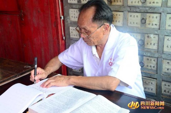 巴中70岁村医历经波折考取执业医师证