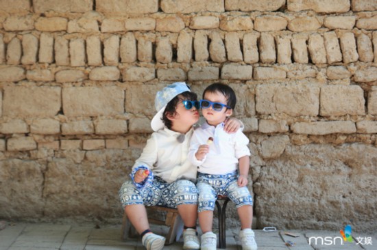 《爸爸去哪儿3》邹明轩带弟弟亮相 二胎家庭美