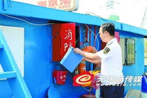 无锡地方海事开展危化品船舶专项检查