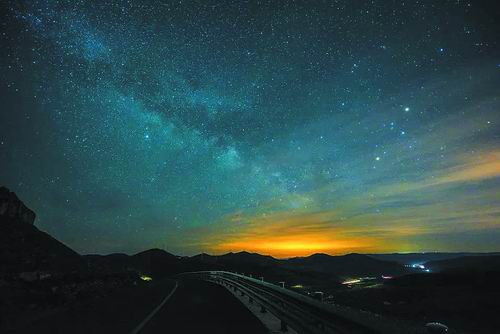 在天路上仰望银河 星汉灿烂摄人心