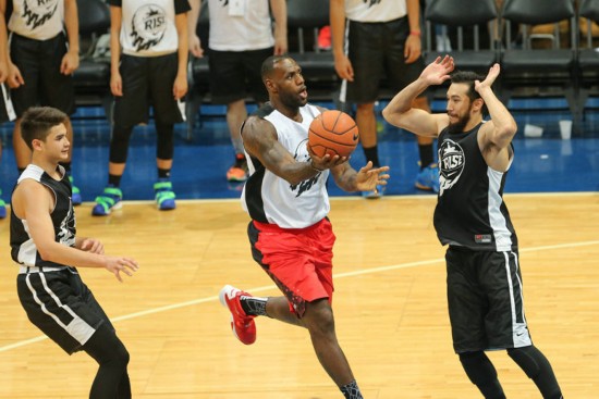 詹姆斯现身菲律宾 霸气出场精彩扣篮