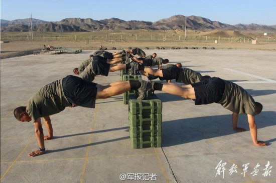高清:解放军边防兵进行负重体能训练