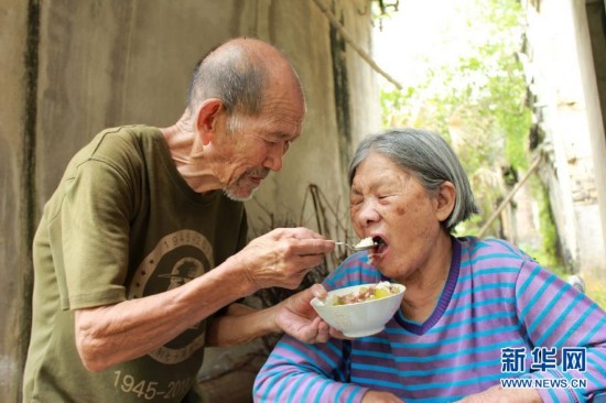 88岁抗战老兵10年守护瘫痪老伴--公益--人民网