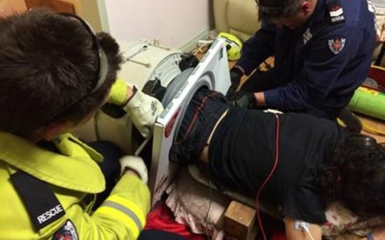 澳大利亚男子半身卡洗衣机3小时消防员拆零件