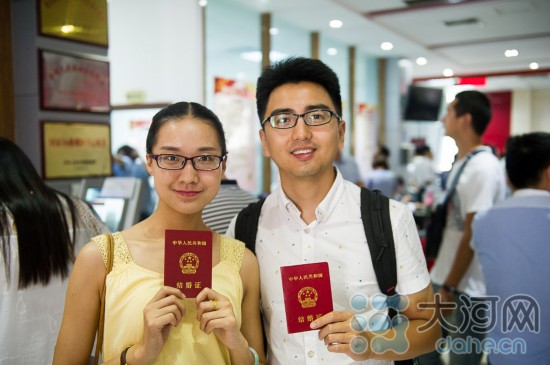 七夕晒幸福 郑州情侣凌晨排队领结婚证