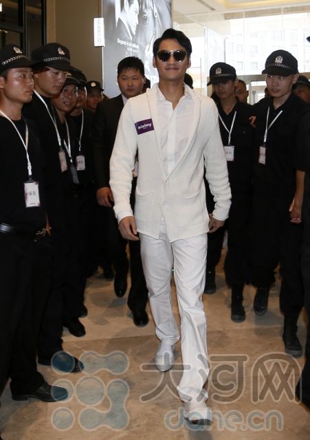 男神袁弘现身郑州 与粉丝零距离接触气氛热烈