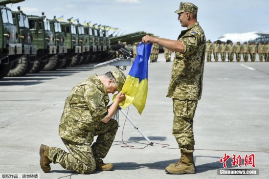 乌克兰总统向军方交付武器 国旗前下跪(图)