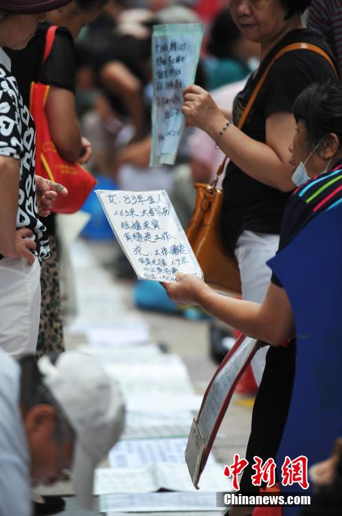 沈阳万人相亲会成家长会 有人瞒着子女前来