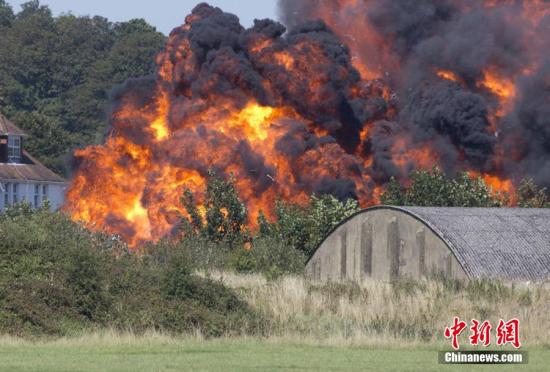 英国航空展飞行表演飞机坠毁 致至少11人丧生