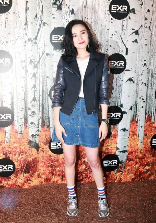 时尚编辑要告诉你的是 牛仔裙怎么穿都辣么美