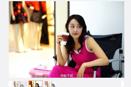 赵子琪晒穿枚红色长裙照 坐椅子上喝饮品造型