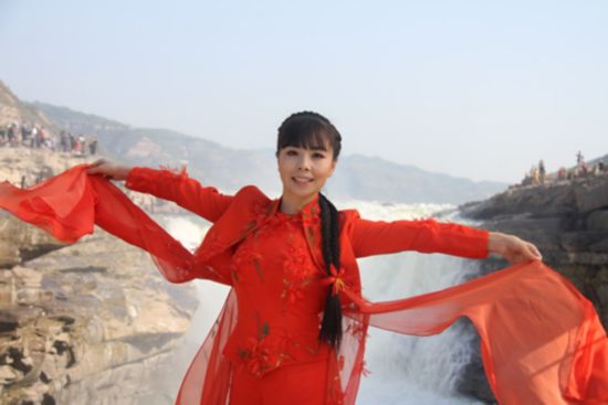 王二妮拍《我从西边来》MV 黄河壶口瀑布取景