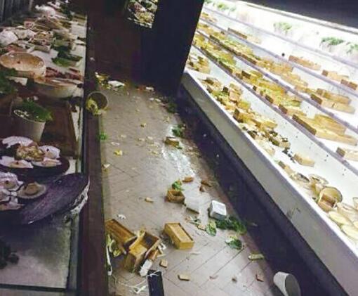 女顾客发微博称服务态度差 店员向其浇滚烫汤