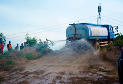 清涧石盘乡山顶咋出现作业洒水车