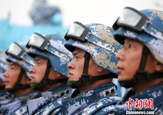海軍陸戰隊“90后”雙胞胎兄弟競技閱兵場（圖）