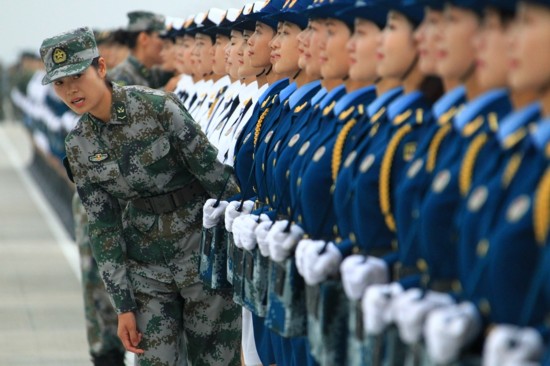 外国记者进阅兵训练基地采访参训女仪仗兵(组