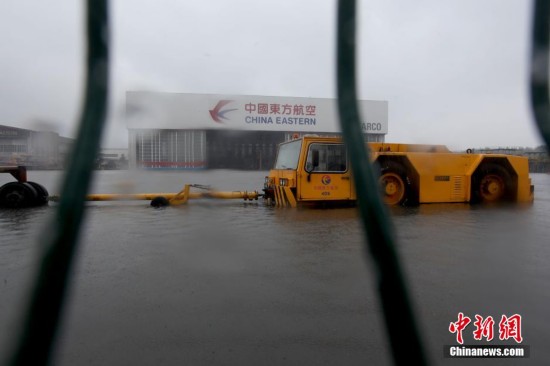 上海遭暴雨突袭 市民上班途中直接看海景