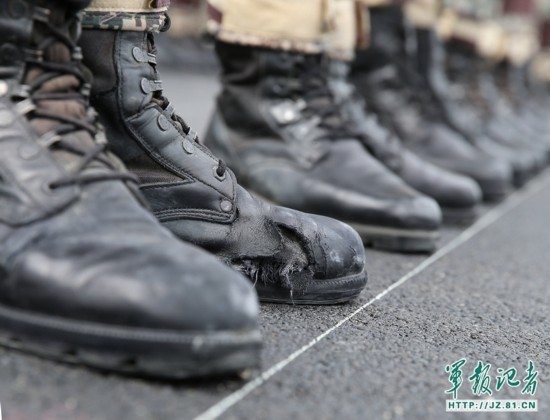 阅兵训练仪仗队女兵衣服湿透(高清组图)