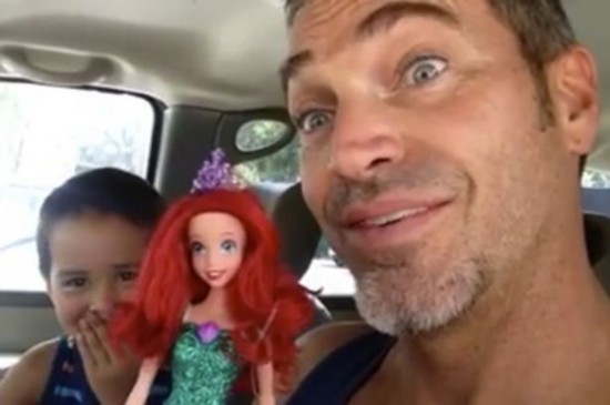 暖心老爸乐见儿子喜欢芭比玩具视频爆红
