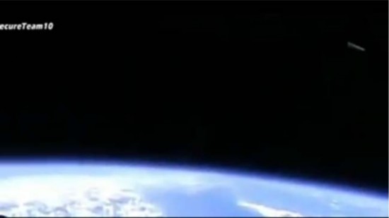 NASA视频中惊现香烟状UFO高速飞过国际空间