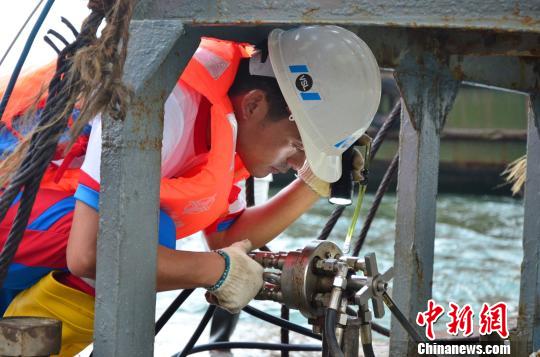 港珠澳大桥施工克服重重困难海底隧道完成6成