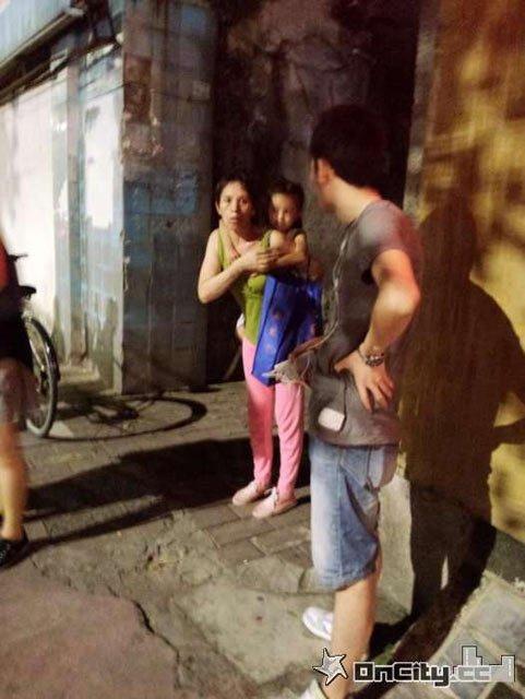 广东中山男子当街抢小孩 被制服后脱光耍赖(组