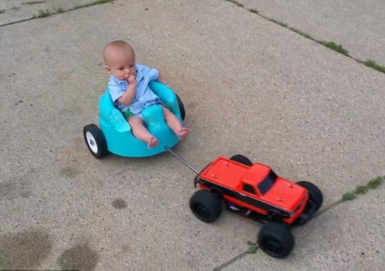 终极玩具!父亲远程控制遥控车带宝贝狂飙