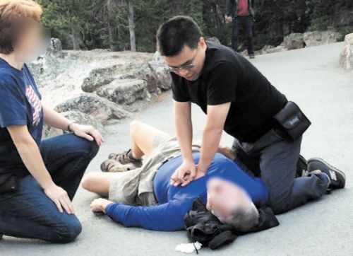 湖南医生美国救人被赞中国英雄