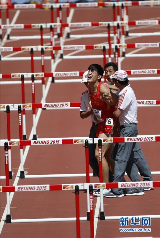 男子110米栏预赛:张鸿林因伤退赛