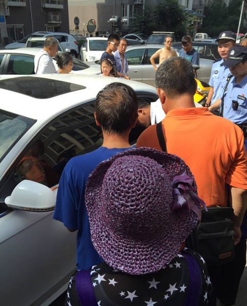 北京2小孩被锁车里 警察砸窗救人(高清组图)