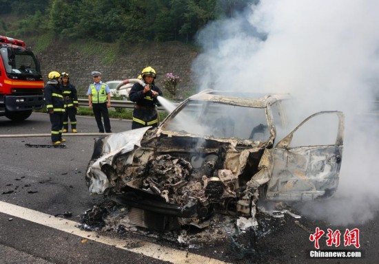 京昆高速四川绵广段发生车祸道路通行受阻