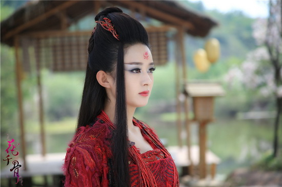 《花千骨》曝妖神照 赵丽颖红装诱人霸气外漏